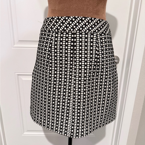 Express Black & White Graphic Zip Front Mini Skirt Size 2 - Picture 3 of 5